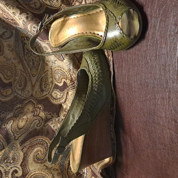 Shoes - Picture 2 of 4